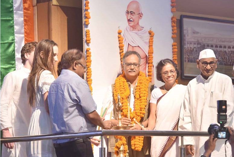 गाँधी जयन्ती की पूर्व संध्या पर सी.एम.एस. द्वारा शिक्षात्मक-साँस्कृतिक कार्यक्रमों का भव्य आयोजन